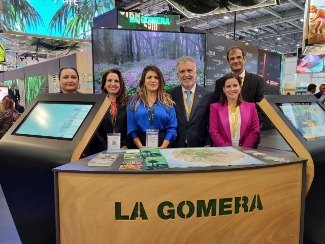 071122 Visita del Presidente del Gobierno de Canarias y la consejera de Turismo del Gobierno de Canarias al stand de La Gomera en la WTM de Londres junto a la consejera del área del Cabildo de L