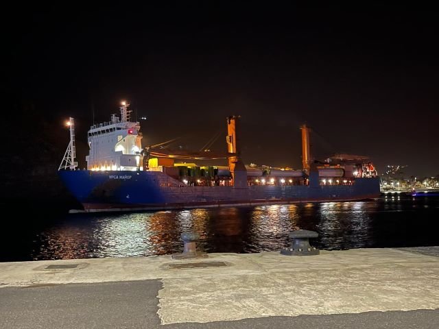 080222 Embarcación con los componentes eólicos atracando en el Puerto de San Sebastián