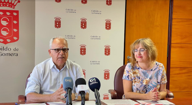 100123 casimiro curbelo presidente del cabildo de la gomera y rosa elena garcia
