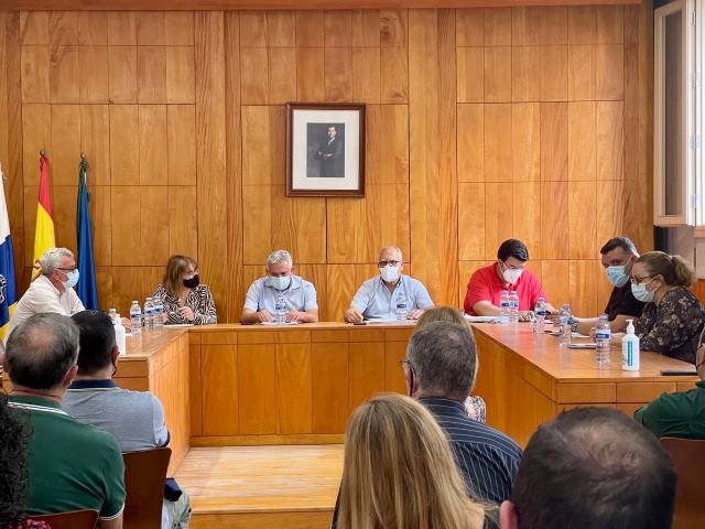 110222 Casimiro Curbelo y Rosa Elena García junto a representantes locales de Valle Gran Rey durante el encuentro con entidades y asociaciones del municipio