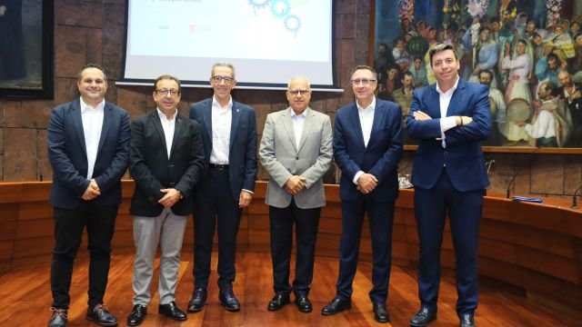 111122 El presidente del Cabildo Casimiro Curbelo y el consejero insular de Economía Miguel Melo junto al director de Cajasiete Fernando Berge y directivos y ponentes de la entidad bancaria