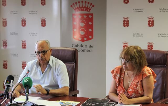 120522 Casimiro Curbelo presidente del Cabildo y Rosa Elena García consejera de Cultura durante la presentación de la programación del Día de Canarias