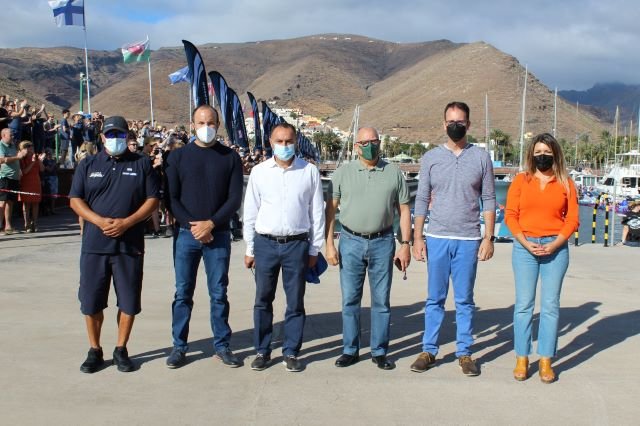 121221 Autoridades estatales insulares locales y miembros de la organización durante la salida