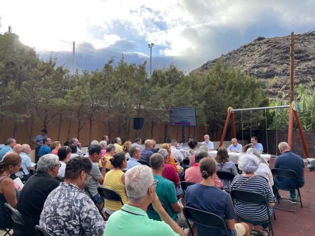 190922 El presidente del Cabildo Casimiro Curbelo y el alcalde de San Sebastián Adasat Reyes junto a técnicos presentan a los vecinos el proyecto de mejora de la CV 1 entre la capital insular