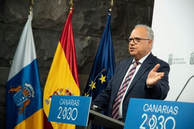 200922 Casimiro Curbelo durante la rueda de prensa de anuncio de la prolongación durante todo el año de la conexión aérea de La Gomera con Gran Canaria