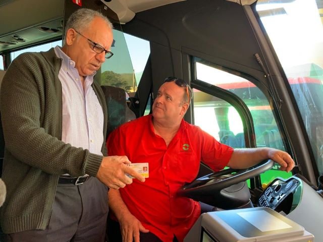 140623 Foto de archivo. Casimiro Curbelo a bordo de uno de los vehículos de transporte público de viajeros por carretera de La Gomera GuaguaGomera 1