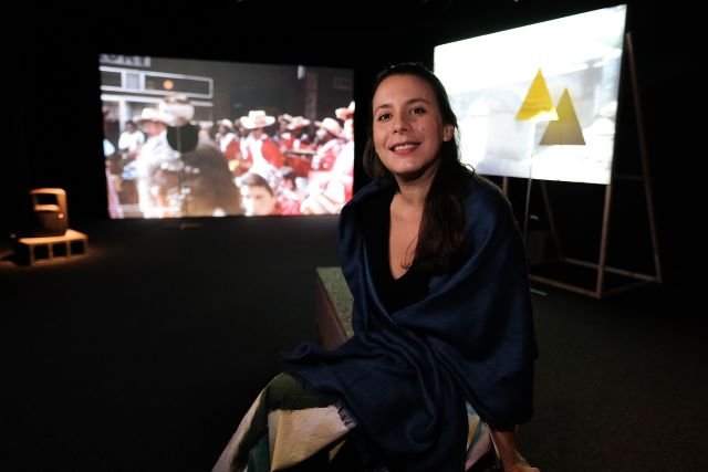 La arquitecta y fotógrafa María Rodríguez en el interior de la sala del CCA en la que exhibe la muestra Escenarios