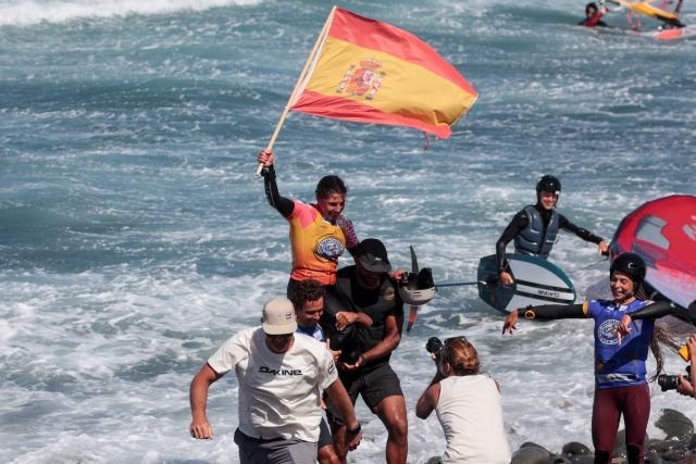230716 Nia Suardiaz tras ganar en la final de Surf Freestyle en el Mundial de Wingfoil JesúsdeLeón