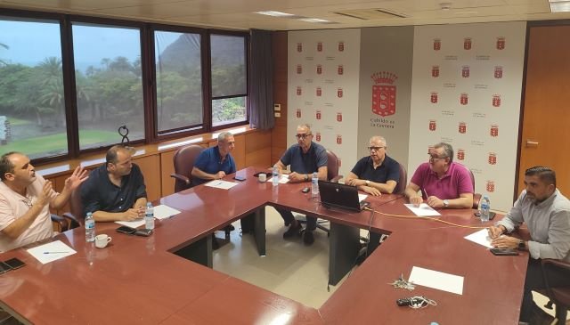 240922 El presidente y consejeros del Cabildo de La Gomera junto al gerente del Consejo Insular de Aguas y técnicos del Cabildo