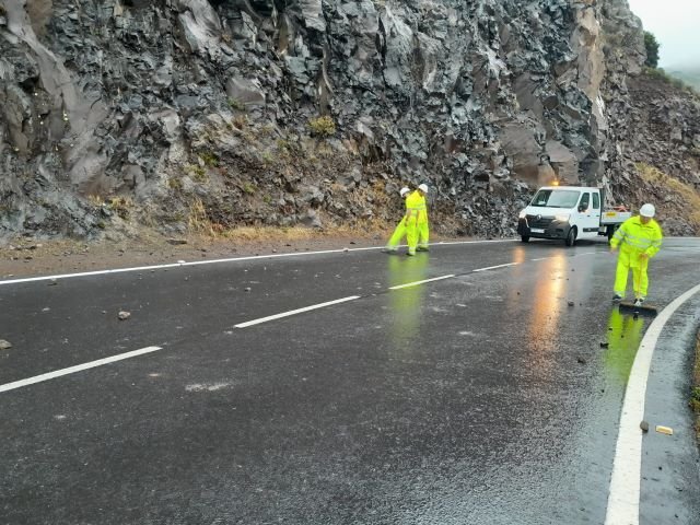 250922 Operativo de mantenimiento de carreteras actuando en la carretera GM 1 en La Gomera