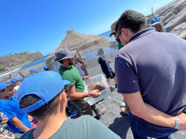 261022 Escolares durante la suelta de un ejemplar recuperado de tortuga en Playa de Santiago