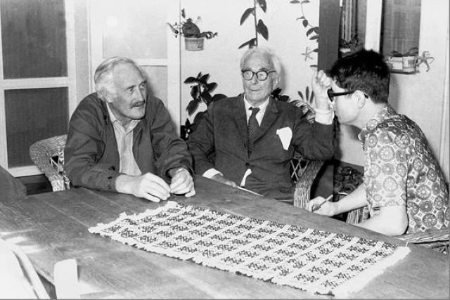 27. Amado Moreno d entrevista en Becerril de Guia para Diario de Las Palmas al cineasta Philip Leacock i en presencia de su padre D.J. Foto de Paco Luis Mateo 1971