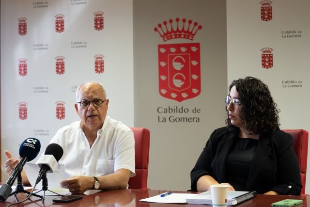 270324 El presidente del Cabildo Casimiro Curbelo junto a la consejera insular de Asuntos Económicos Cristina Ventura