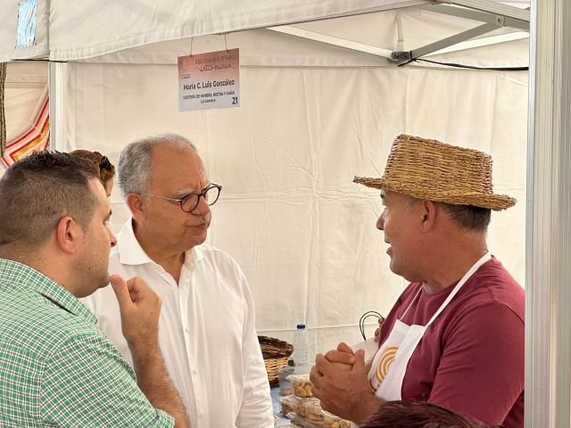 281222 El presidente del Cabildo de La Gomera Casimiro Curbelo y el consejero insular de Artesanía Miguel Melo conversando con un artesano de la isla