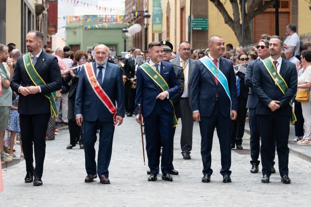 Cabecera de la procesión con Julio Mateo José Manuel Aranda Teodoro Sosa Pedro Rodríguez y Juan Antonio Peña