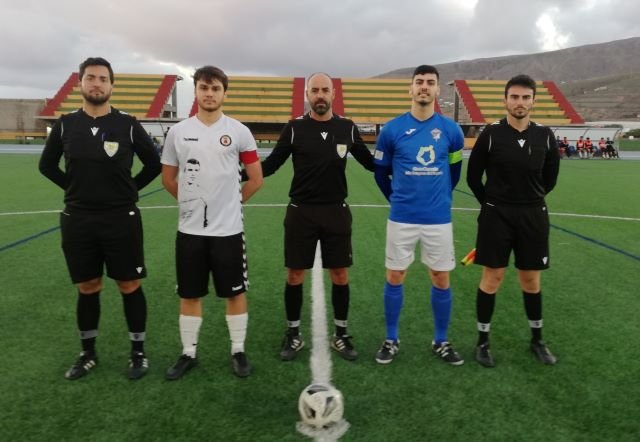 Capitanes y trío arbitral 29 4 2022