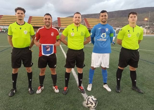 Capitanes y trío arbitral 30 4 24