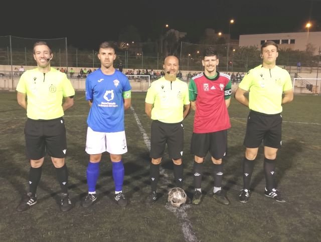 Capitanes y trío arbitral 4 11 2022