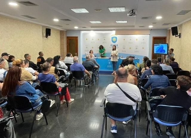 Carolina Bolaños se dirige a los asistentes a la actividad de formación celebrada hoy en la Casa de la Cultura 2