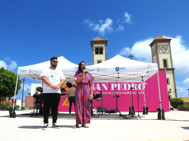 Carolina Bolaños y Nauzet Luján dando la bienvenida a los asistentes al Encuentro de Mayores desde el escenario de la Plaza de San Pedro de La Atalaya