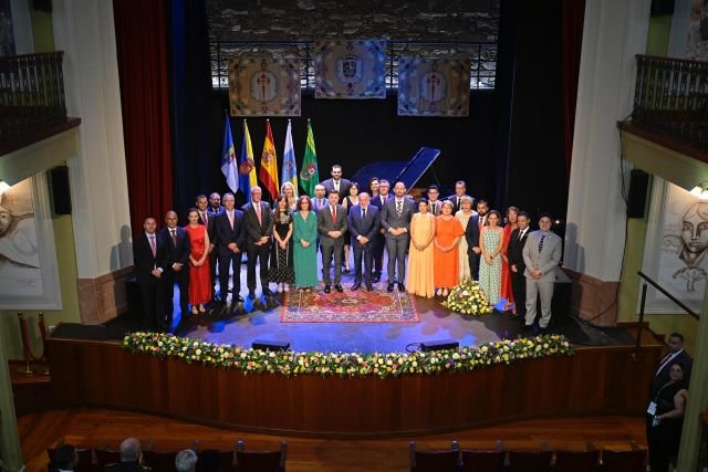 Corporaciones de Gáldar y Calatayud en el Teatro Consistorial
