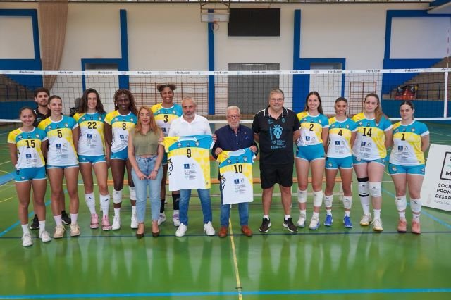 El alcalde Alfredo Gonçalves Ferreira junto a Nayra Pérez Antonio Rodríguez las jugadoras y el equipo técnico del Guía CDV Universidad Fernando Pessoa Canarias 1