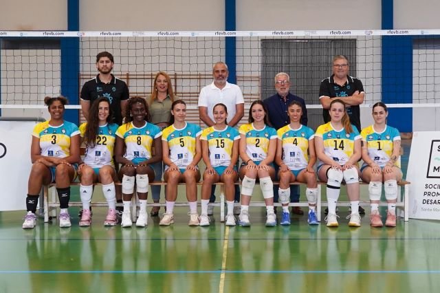 El alcalde Alfredo Gonçalves Ferreira junto a Nayra Pérez Antonio Rodríguez las jugadoras y el equipo técnico del Guía CDV Universidad Fernando Pessoa Canarias 2