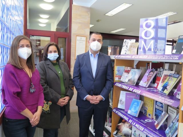 El alcalde Pedro Rodríguez junto a las concejalas de Igualdad Isabel Rodríguez y Cultura Sibisse Sosa junto al Punto Violeta en la Biblioteca Municipal