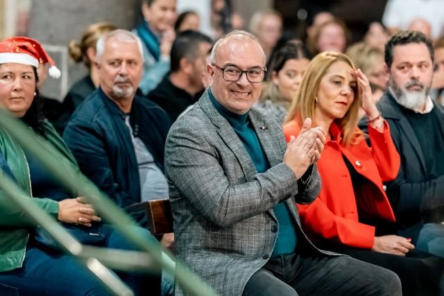 El concejal de Cultura Julián Melián acompañado de los concejales Nayra Pérez y Alejandro Rivero en el Concierto de Navidad