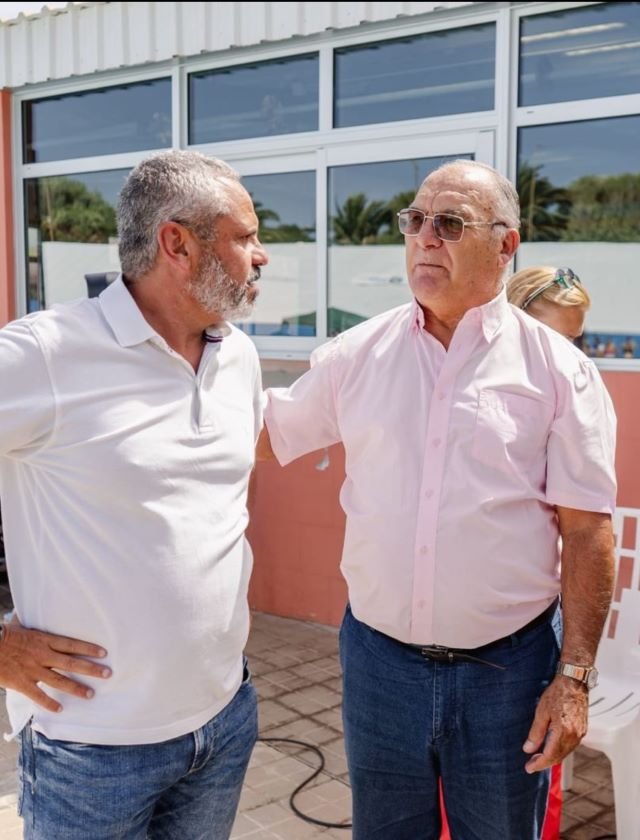 El concejal de Deportes Alfredo Gonçalves junto a José Maroto Artiles el pasado sábado en las piscinas municipales