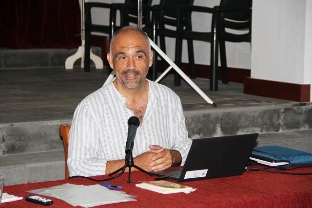 El doctor en Filología Hispánica y verseador Yeray Rodríguezdurante su intervención en la Ermita de San Roque