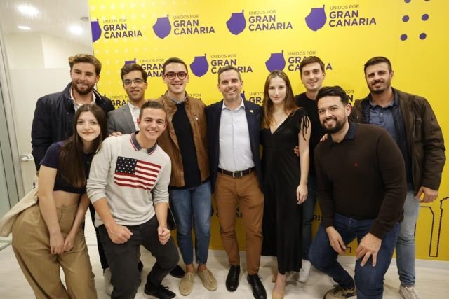 El presidente del partido Lucas Bravo de Laguna junto a un nutrido grupo de Jóvenes X Gran Canaria. 2