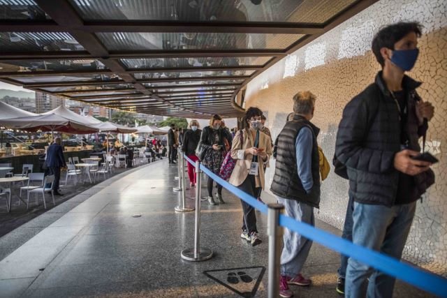 El público accediendo a uno de los espectáculos musicales en el Auditorio de Tenerife