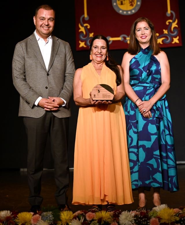 Elizabeth Mateo Espino junto al alcalde Pedro Rodríguez y la concejala de Cultura Sibisse Sosa