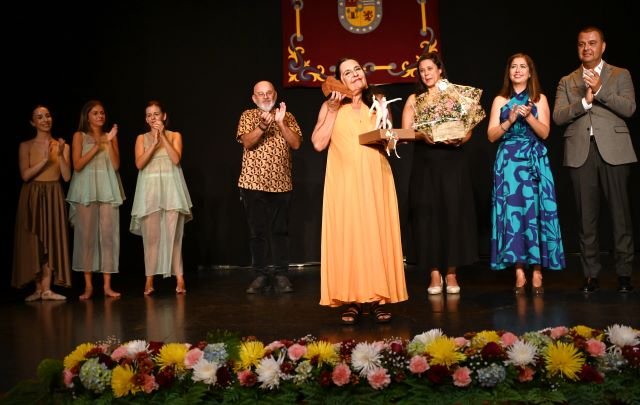 Elizabeth Mateo junto al alcalde la concejala de Cultura y algunos de sus antiguos alumnos recibiendo el aplauso del público