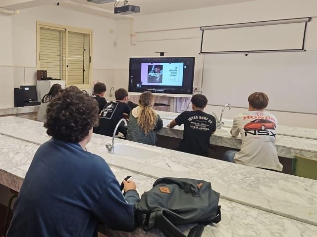 FOTO. Alumnado del IES La Oliva en Fuerteventura se conecta via streaming a las Jornadas de Orientacion Profesional YouLead 1