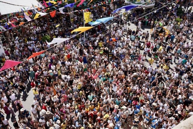 Foto 2 Aldeanas y aldeanos salieron a la plaza de La Alameda para festejar el repique de campanas