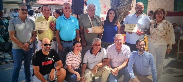 Foto Imagen de grupo con las personas homenajeadas en la Feria del Tomate 2023