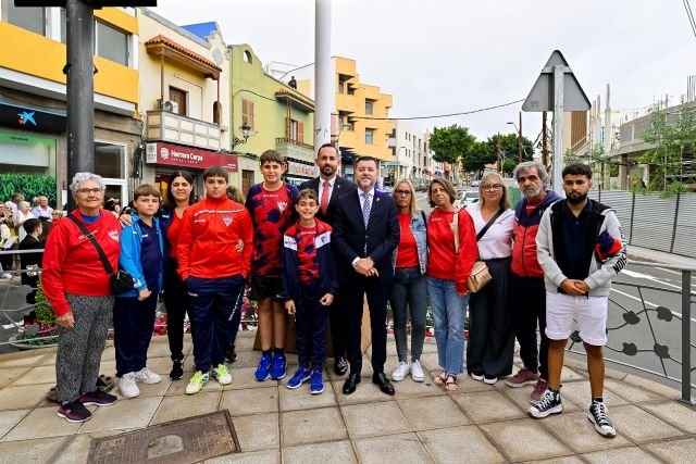 Foto de familia con el alcalde Teodoro Sosa Julio Mateo y representantes del Sardina CF