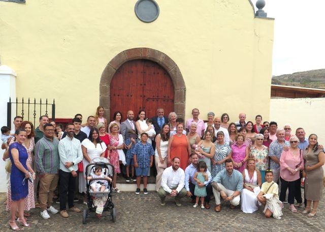 Foto de familia de todos los asistentes a la ceremonia en el frontis de la antigua ermita de San Sebastián 1