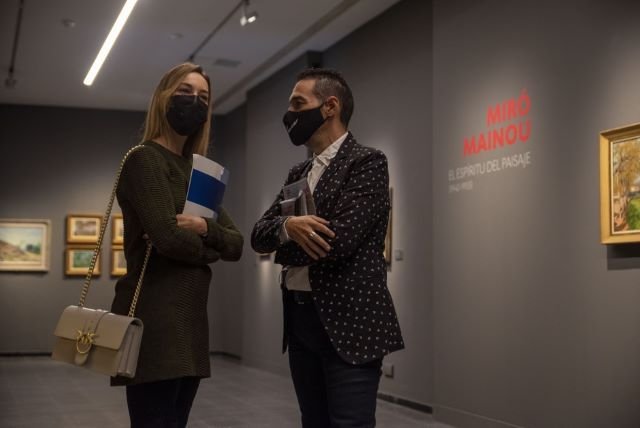 Guacimara Medina y Antonio Almeida en una de las dos salas de la exposición de Miró Mainou
