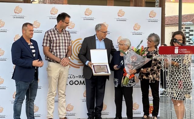 Homenaje a Flora Felipe durante la feria de artesania