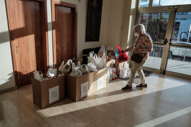 Imagen de la recogida de alimentos en el hall del Teatro Juan Ramón Jiménez 3