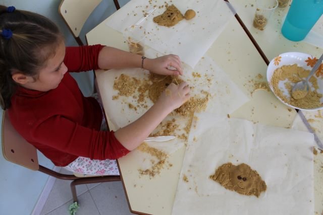 Imagen de un taller infantil celebrado en el Museo y Parque Arqueológico de Cueva Pintada