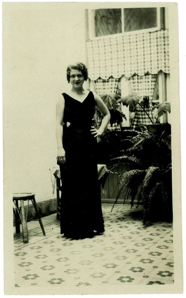 Josefina de la Torre en su casa de Las Canteras vestida a la moda de los años 20