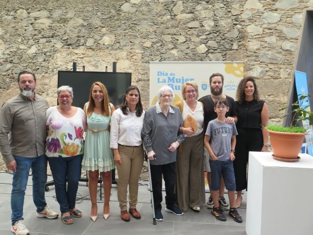 La homenajeada junto a su familia y los concejales posan junto al barbusano