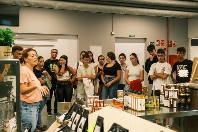 La informadora turística Omayra Rodríguez izqda de la imagen junto a los alumnos del IES Guía durante la visita guiada por las instalaciones del Mercado