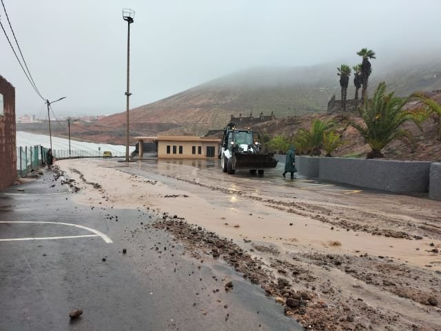 Labores de limpieza de la vía en el entorno del tanatorio de La Atalaya