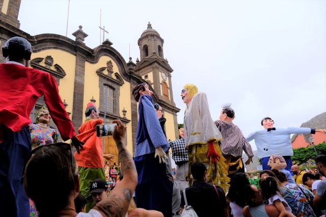 Los Papagüevos de Guía en el frontis de la Iglesia 1