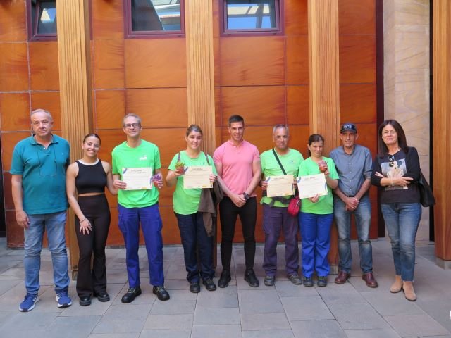 Los alumnos de Jardinería muestran sus diplomas 